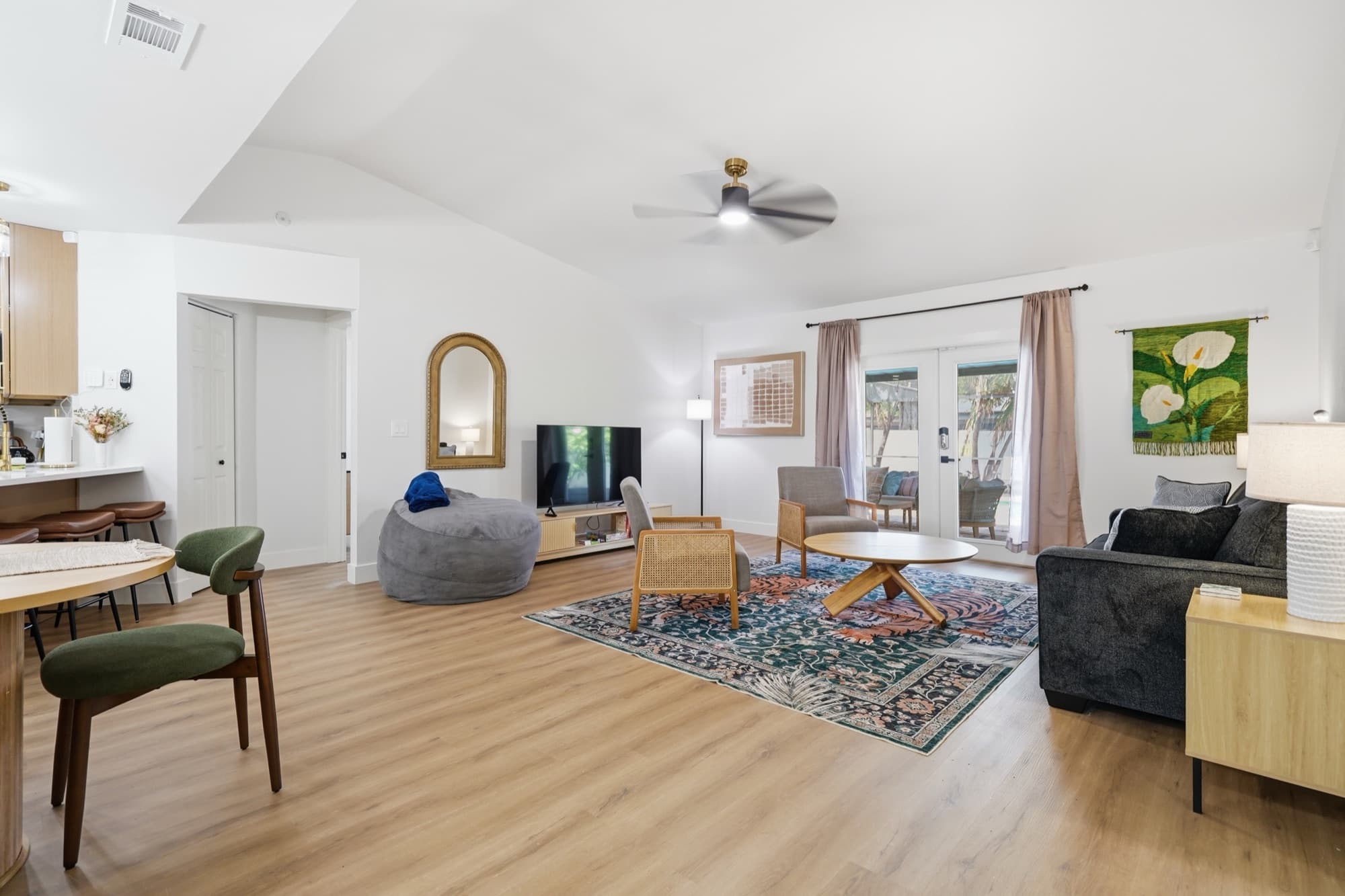 Living room and lounge, open to the kitchen