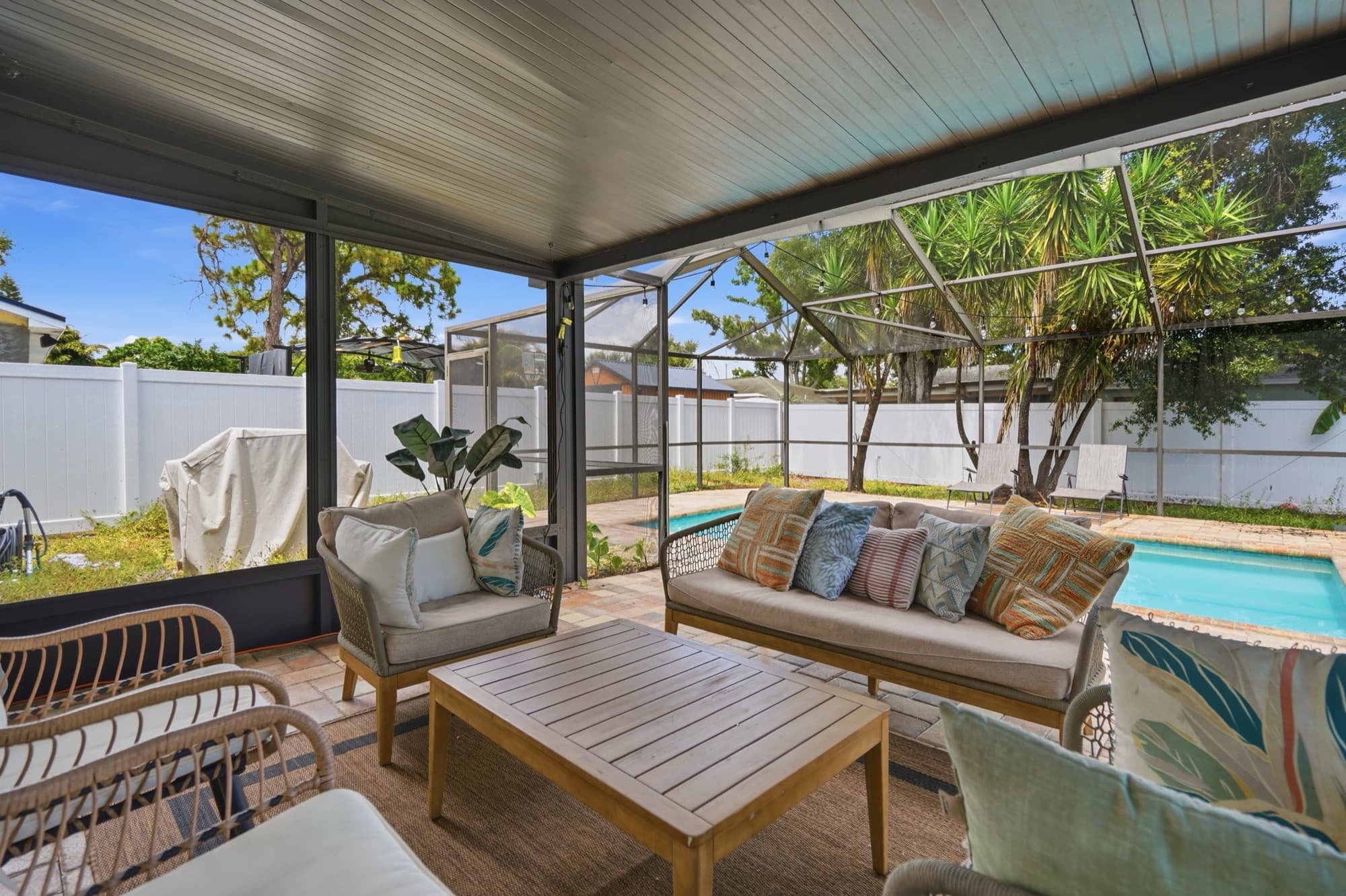 Coopietown covered patio and pool